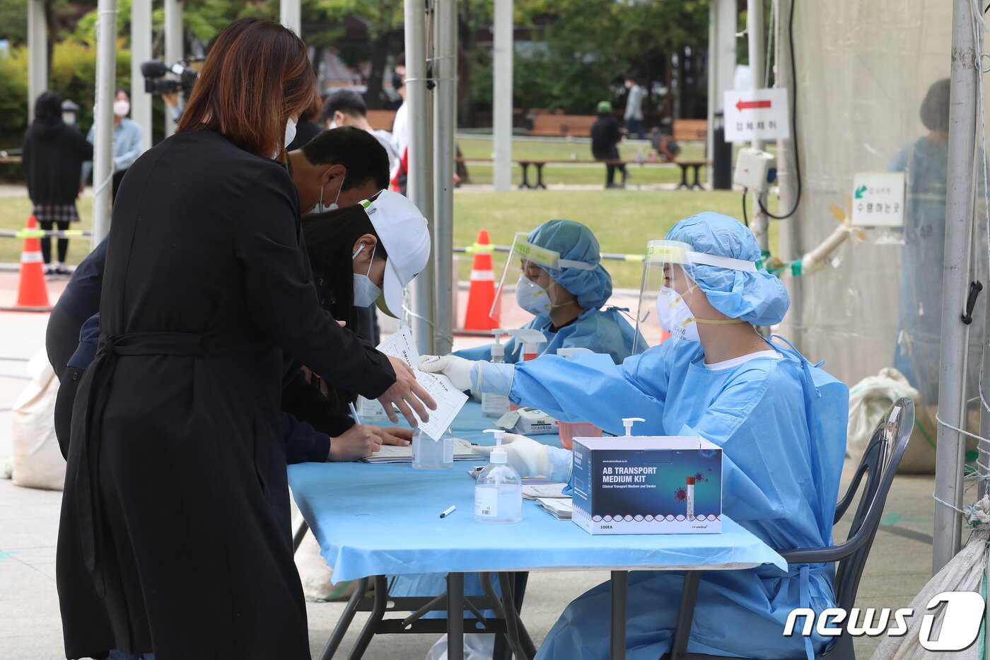 본문 이미지 - 27일 오전 대구 중구 국채보상운동기념공원에 마련된 임시선별검사소에서 시민들이 줄지어 코로나19 진단검사를 기다리고 있다. 2021.4.27/뉴스1 ⓒ News1 공정식 기자