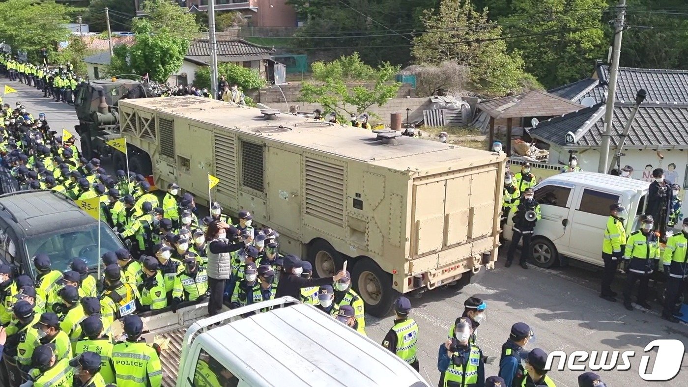 지난 4월28일 경북 성주군 초전면 소성리 소재 주한미군 고고도미사일방어체계&#40;THAAD·사드&#41; 기지 입구로 이동식 발전기 등 장비·자재를 실은 차량이 진입하고 있다. &#40;사드 철회 소성리 종합상황실 제공&#41;2021.4.28