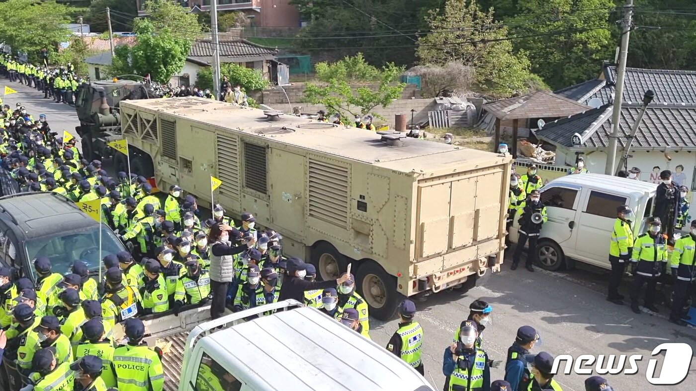 본문 이미지 - 지난달  28일 주한미군의 경북 성주군 소성리 고고도미시일방어체계(THAAD·사드) 기지로발전기 지원 장비 등이 반입되고 있다. (사드 철회 소성리 종합상황실 제공) 2021.4.28/뉴스1 ⓒ News1 정우용 기자