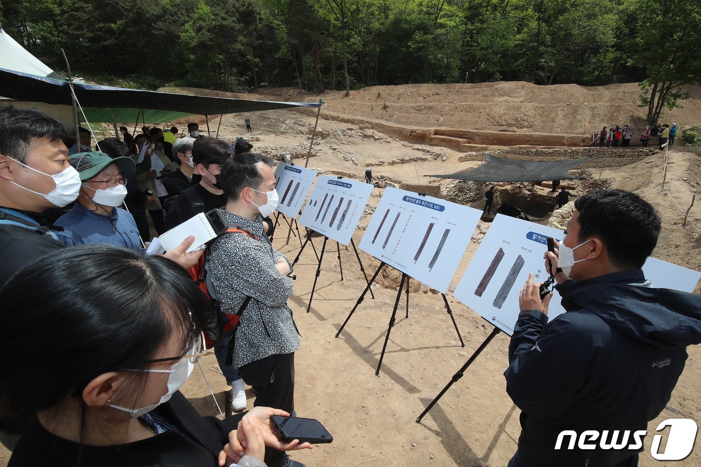 지난 2021년 4월28일 대구 북구 노곡동 함지산 팔거산성에서 출토된 7세기 초반 신라시대 목간&#40;木簡&#41; 공개행사에서 참석자들이 출토 목간에 대한 설명을 듣고 있다. 2021.4.28/뉴스1 ⓒ News1 공정식 기자