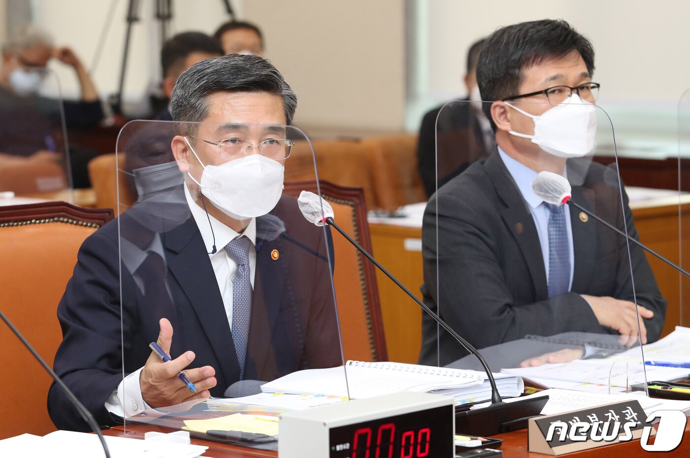 본문 이미지 - 서욱 국방부 장관이 28일 국회에서 열린 국방위원회 전체회의에서 의원들의 질문에 답변하고 있다. 2021.4.28/뉴스1 ⓒ News1 오대일 기자