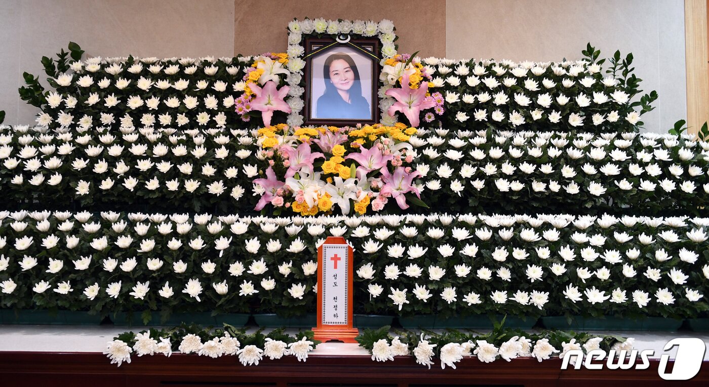 본문 이미지 - 故 천정하의 빈소가 28일 서울대학교병원 장례식장에 마련됐다. 고인은 지난 27일 오후 12시 30분쯤 자택에서 별세했다. 향년 52세. 사인은 저혈압 등에 따른 신부전증으로 추정되고 있다. 유족으로는 남편과 딸이 있다. 故 천정하는 지난 1990년부터 연기 활동을 시작해 연극 무대와 드라마 등을 오가며 활동을 이어왔다. 그는 최근까지도 JTBC 드라마 '괴물'과 '마우스' 등에도 출연하는 등 활발하게 연기 활동을 펼쳐왔다. 발인은 오는 30일 오전 7시이며 장지는 경기 벽제장 일산 푸른솔이다. (사진공동취재단) 2021.4.28/뉴스1 ⓒ News1 사진공동취재단