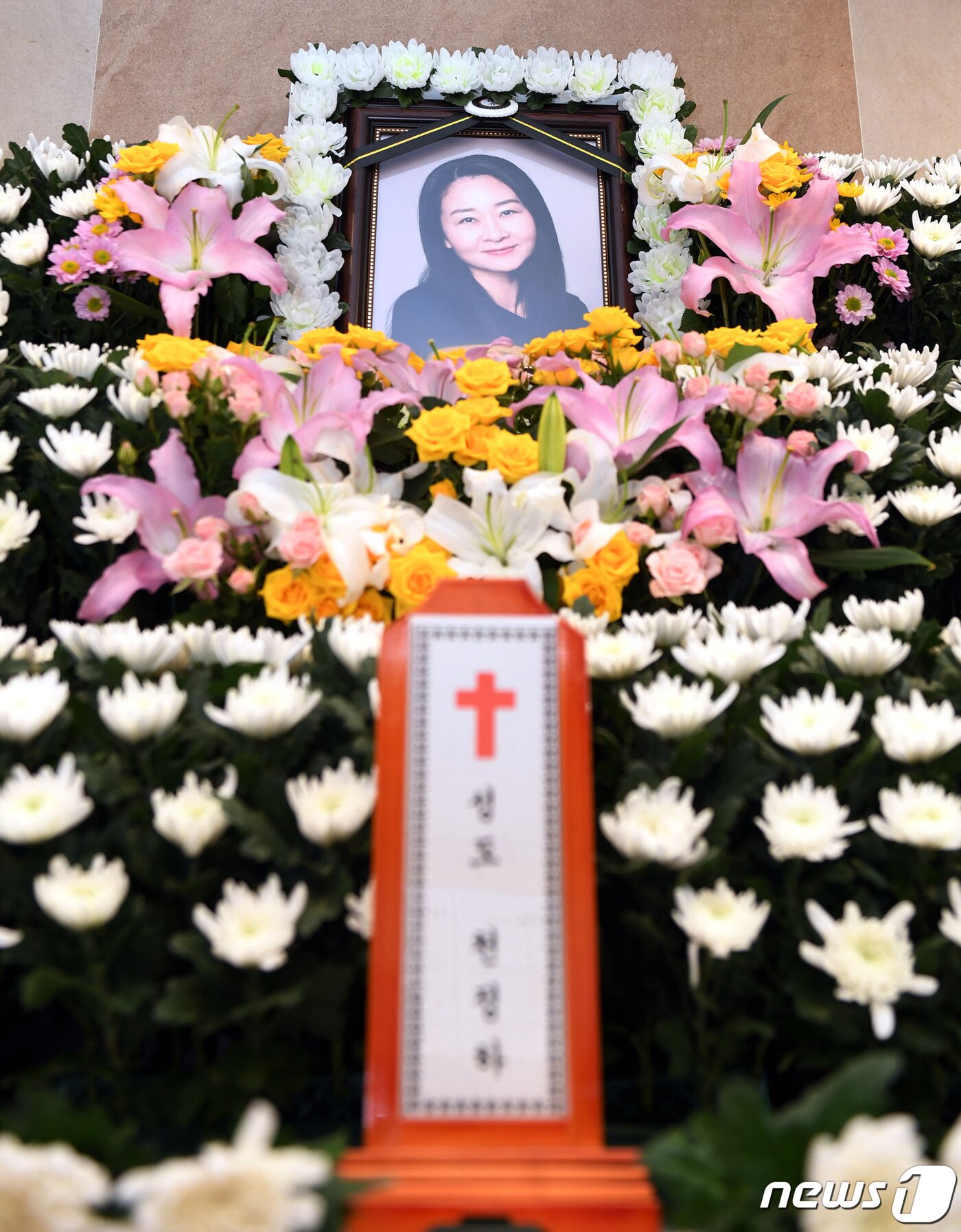 본문 이미지 - 배우 천정하의 빈소가 28일 서울대학교병원 장례식장에 마련됐다. 고인은 지난 27일 오후 12시 30분쯤 자택에서 별세했다. 향년 52세. 사인은 저혈압 등에 따른 신부전증으로 추정되고 있다. 유족으로는 남편과 딸이 있다. 故 천정하는 지난 1990년부터 연기 활동을 시작해 연극 무대와 드라마 등을 오가며 활동을 이어왔다. 그는 최근까지도 JTBC 드라마 '괴물'과 '마우스' 등에도 출연하는 등 활발하게 연기 활동을 펼쳐왔다. 발인은 오는 30일 오전 7시이며 장지는 경기 벽제장 일산 푸른솔이다. (사진공동취재단) 2021.4.28/뉴스1 ⓒ News1 사진공동취재단