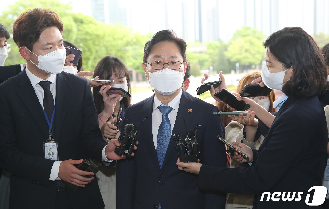 본문 이미지 - 박범계 법무부 장관이 29일 오전 경기 정부과천청사 법무부로 출근하며 취재진 질문에 답하고 있다. 2021.4.29/뉴스1 ⓒ News1 임세영 기자