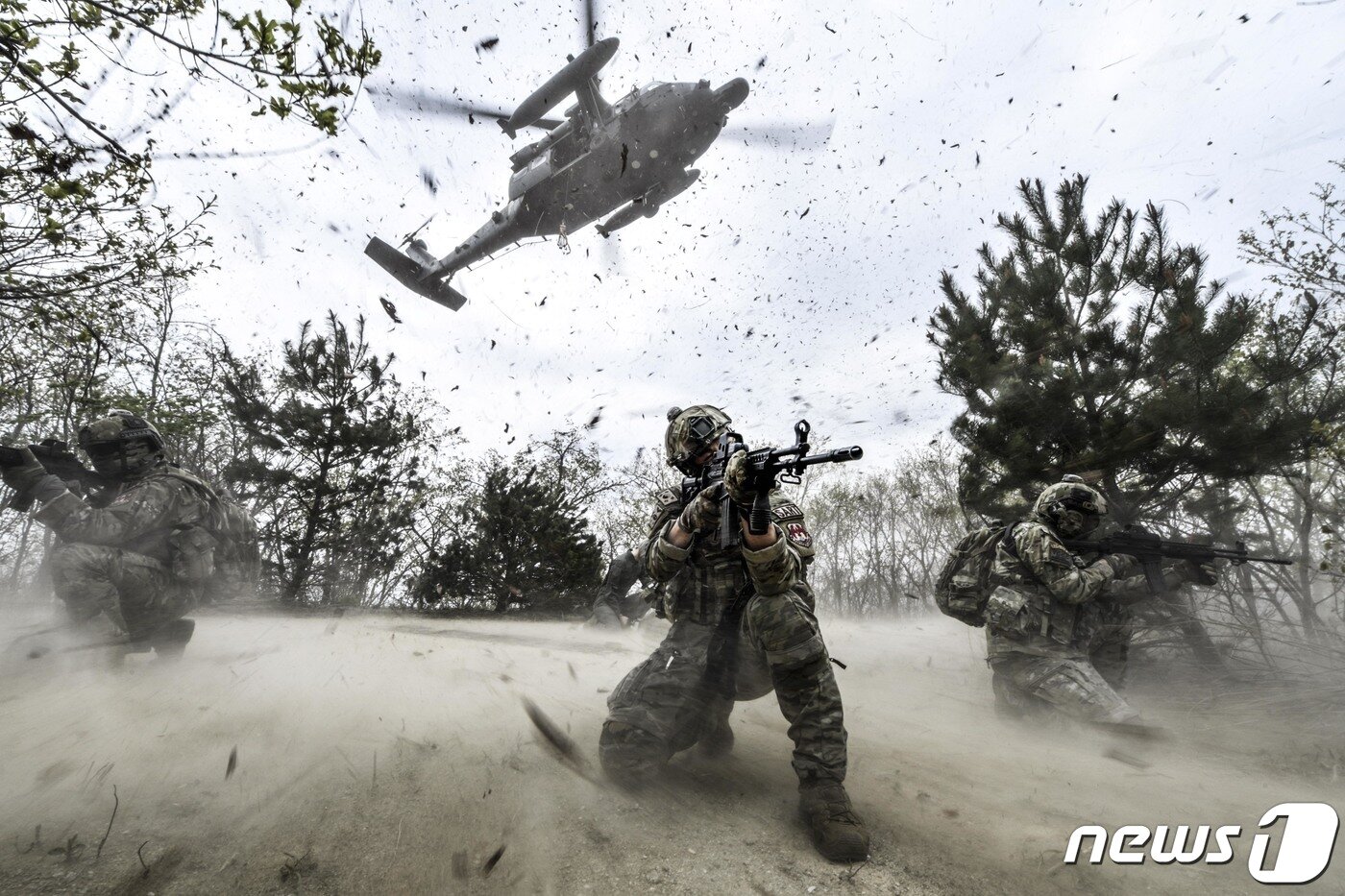본문 이미지 - 공군 제6탐색구조비행전대 항공구조사들이 지난 4월 강원도 영월 산악지역에서 실시된 ‘전투생환 및 산악구조훈련’에 참가, 가상의 조난 조종사를 헬기로 구출하기 위해 엄호하고 있다. (공군 제공) 2021.4.29/뉴스1