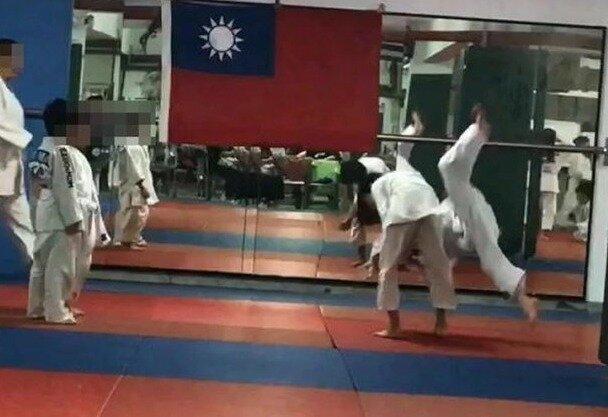 본문 이미지 - 사건 당시 유도장 내 폐쇄회로(CC)TV 영상. (페이스북 갈무리) ⓒ 뉴스1