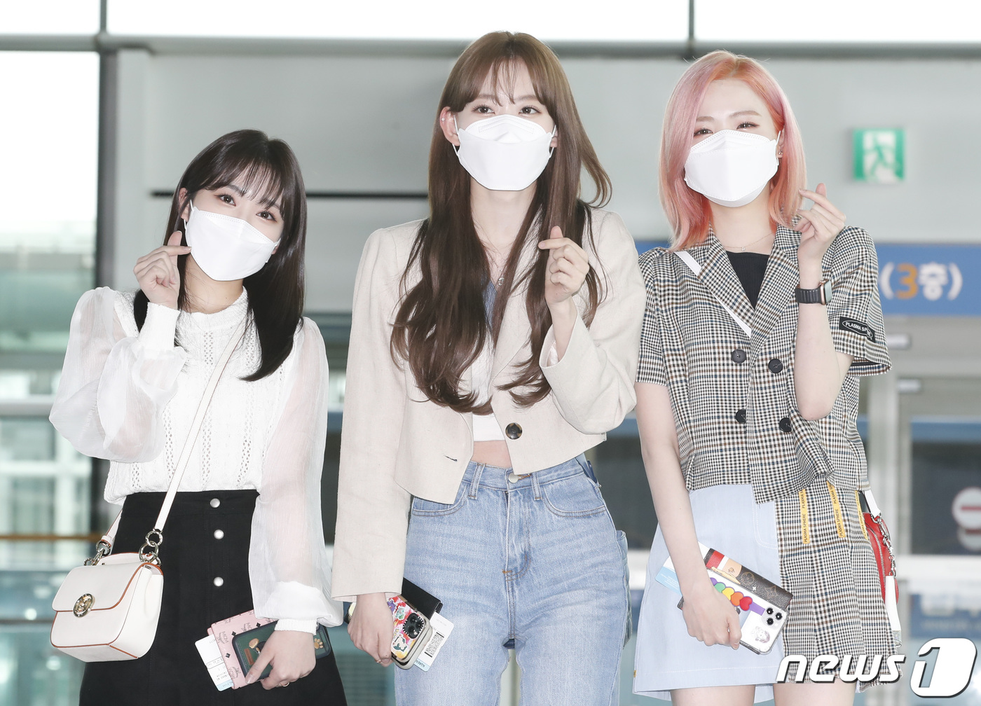 (인천공항=뉴스1) 권현진 기자 = 아이즈원(IZ*ONE) 야부키 나코(왼쪽부터), 미야와키 사쿠라, 혼다 히토미가 29일 오전 인천국제공항을 통해 일본으로 출국하고 있다.아이즈원 …
