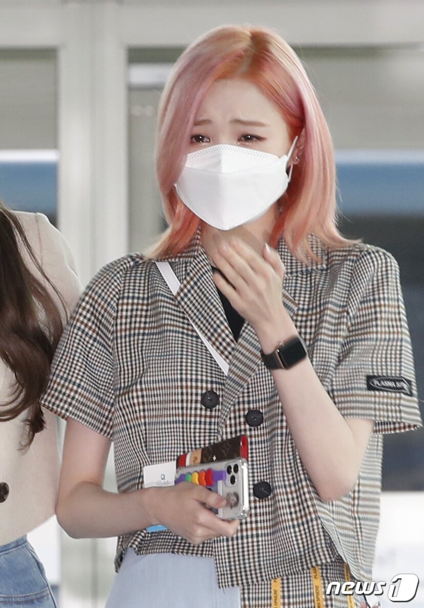 본문 이미지 - 아이즈원(IZ*ONE) 혼다 히토미가 29일 오전 인천국제공항을 통해 일본으로 출국하며 마중 나온 팬들을 바라본 뒤 눈물을 적시고 있다.  2021.4.29/뉴스1 ⓒ News1 권현진 기자