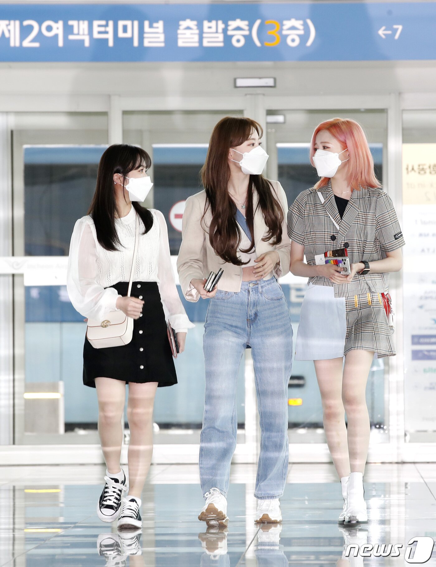 본문 이미지 - 아이즈원(IZ*ONE) 야부키 나코(왼쪽부터), 미야와키 사쿠라, 혼다 히토미가 29일 오전 인천국제공항을 통해 일본으로 출국하고 있다. 2021.4.29/뉴스1 ⓒ News1 권현진 기자