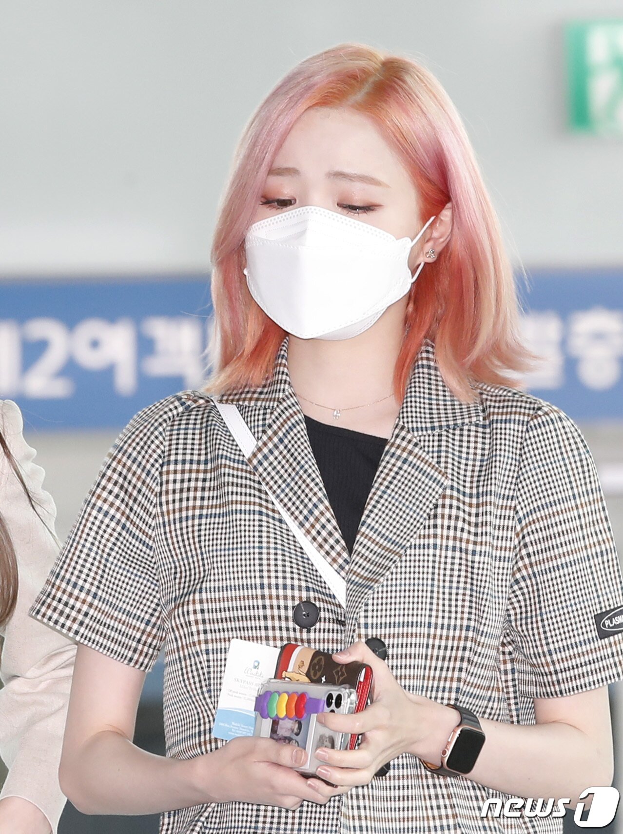 본문 이미지 - 아이즈원(IZ*ONE) 혼다 히토미가 29일 오전 인천국제공항을 통해 일본으로 출국하며 마중 나온 팬들 응원에 눈물을 터트리고 있다.  2021.4.29/뉴스1 ⓒ News1 권현진 기자