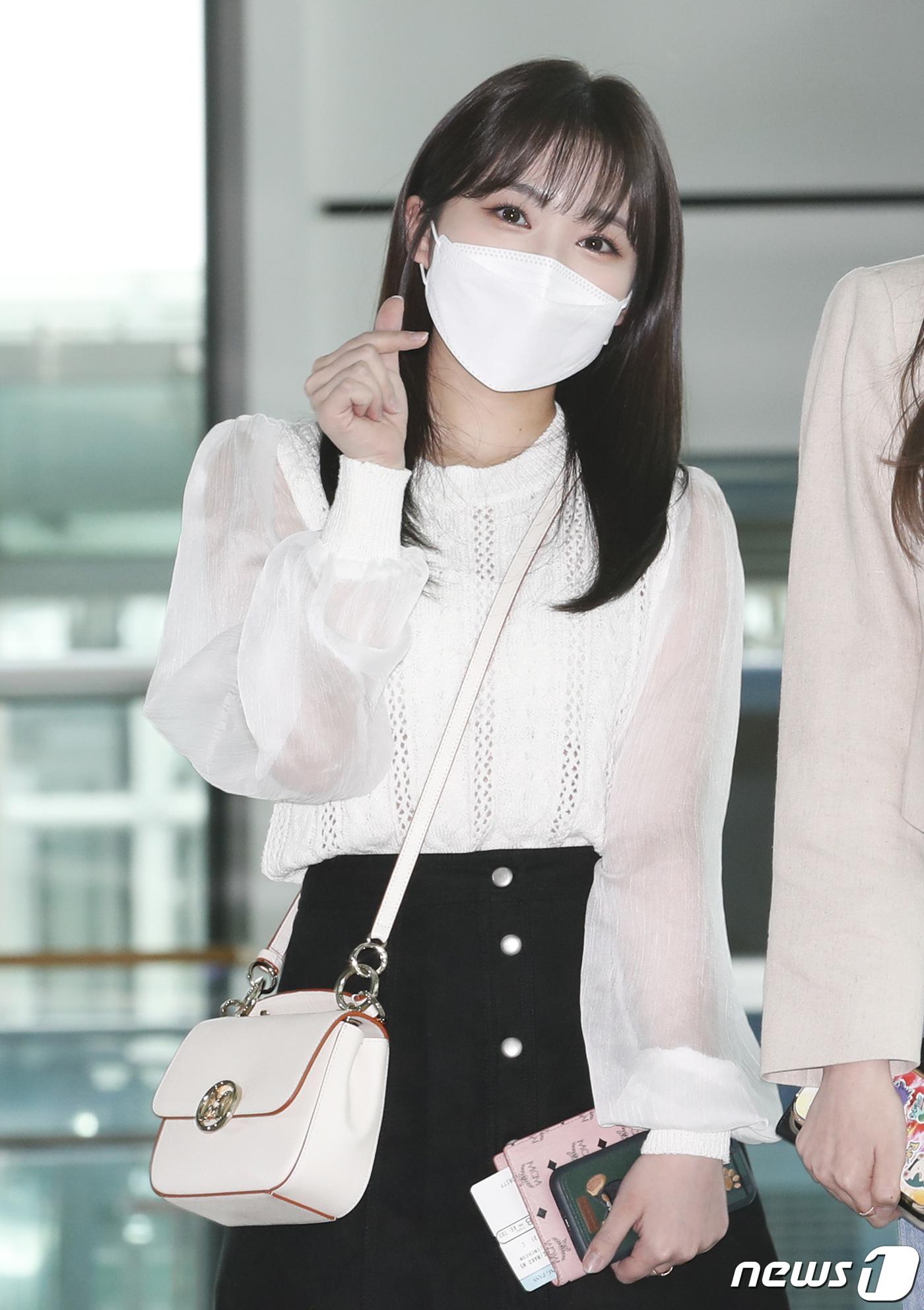 (인천공항=뉴스1) 권현진 기자 = 아이즈원(IZ*ONE) 야부키 나코가 29일 오전 인천국제공항을 통해 일본으로 출국하고 있다.아이즈원은 지난 2018년 데뷔해 한국은 물론 세계 …