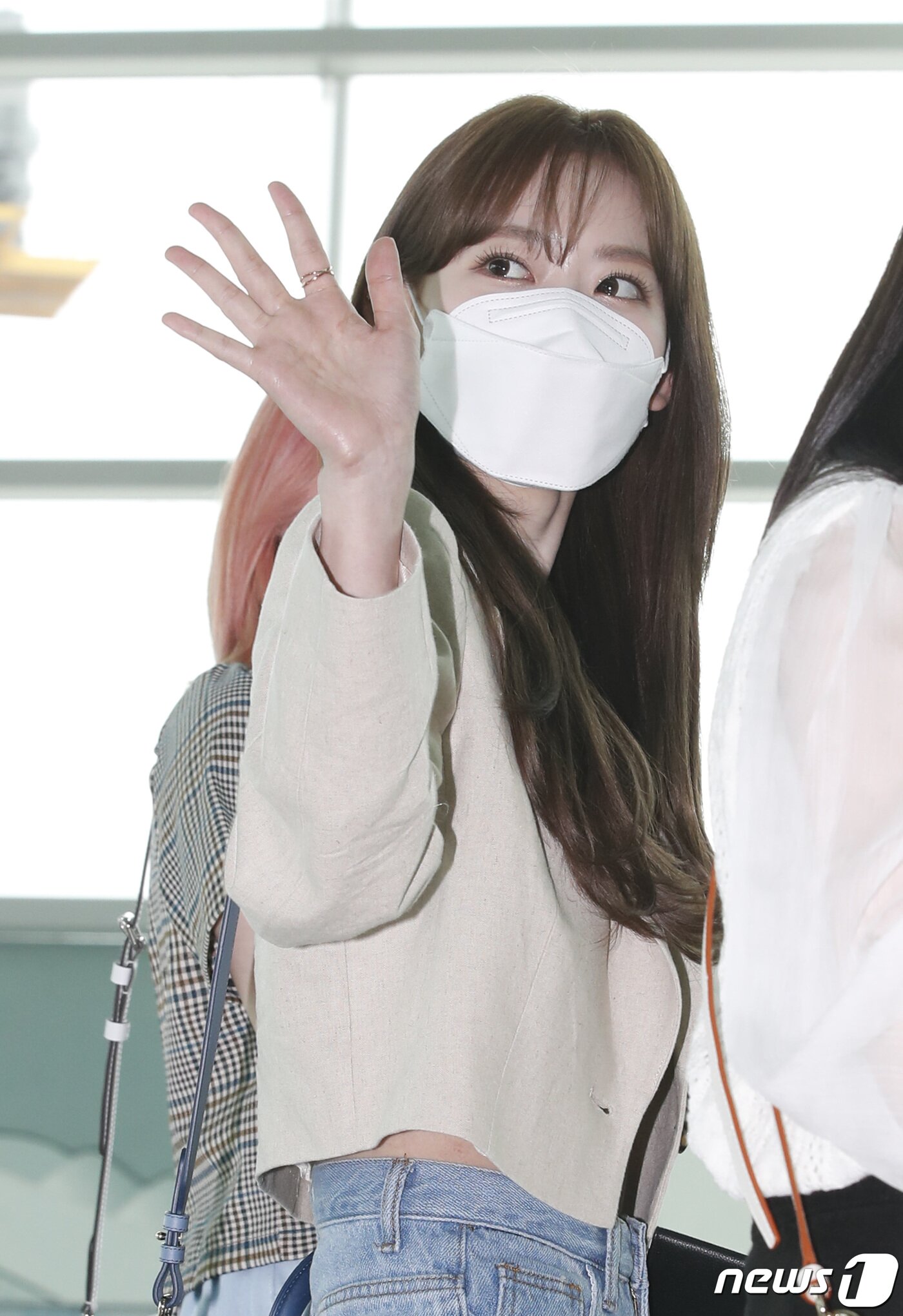 본문 이미지 - 아이즈원(IZ*ONE) 미야와키 사쿠라가 29일 오전 인천국제공항을 통해 일본으로 출국하고 있다. 아이즈원은 지난 2018년 데뷔해 한국은 물론 세계무대에서 큰 사랑을 받은 프로젝트 그룹으로 이날 2년 6개월간의 활동을 마무리 한다. 2021.4.29/뉴스1 ⓒ News1 권현진 기자