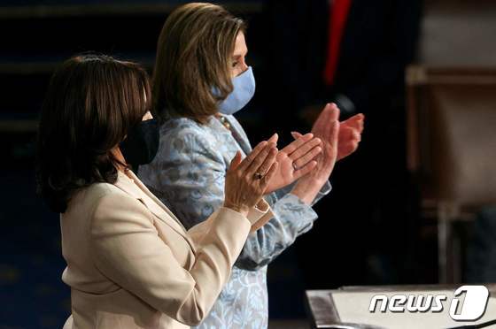 [사진] 바이든 의회 연설에 박수치는 해리스와 펠로시