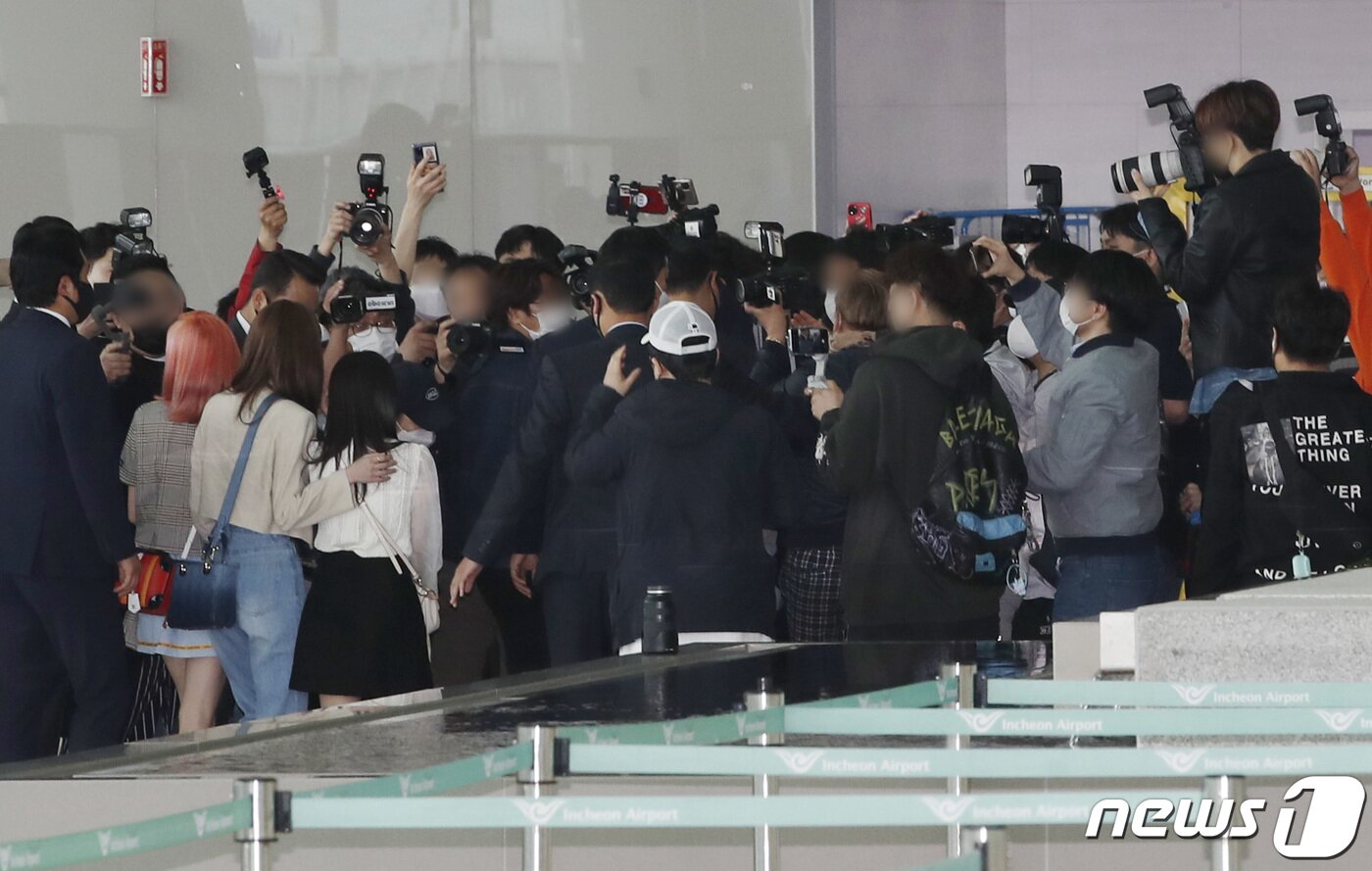 본문 이미지 - 아이즈원(IZ*ONE) 야부키 나코,  미야와키 사쿠라, 혼다 히토미가 팬들의 배웅을 받으며 29일 오전 인천국제공항을 통해 일본으로 출국하고 있다. 2021.4.29/뉴스1 ⓒ News1 권현진 기자