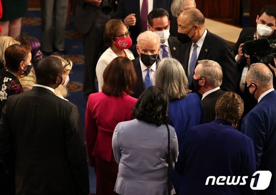 [사진] 의회 연설 마치고 의원들에 둘러싸인 바이든