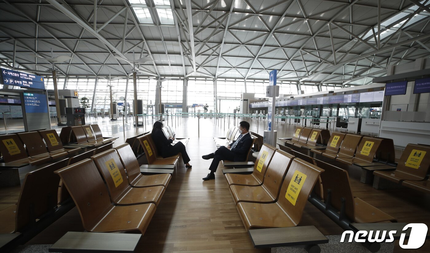 본문 이미지 - 신종 코로나바이러스감염증(코로나 19) 현상이 1년 이상 지속되고 있는 29일 인천공항 1터미널 출국장이 텅 비어있다. 2021.04.29/뉴스1 ⓒ News1 권현진 기자