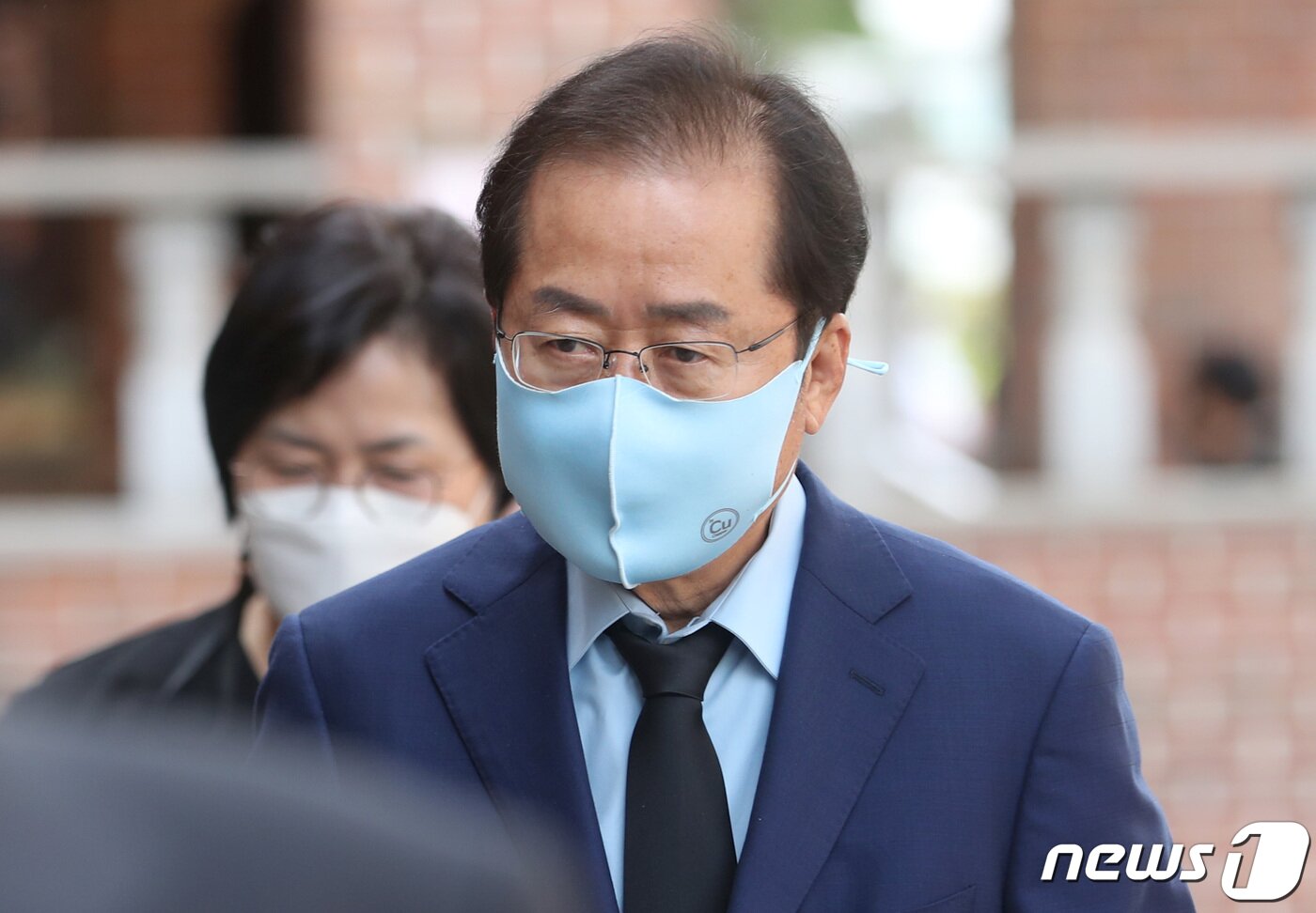 본문 이미지 - 홍준표 무소속 의원이 29일 오후 서울 명동성당에 마련된 고(故) 정진석 추기경의 빈소 조문을 위해 이동하고 있다. 2021.4.29/뉴스1 ⓒ News1 이성철 기자