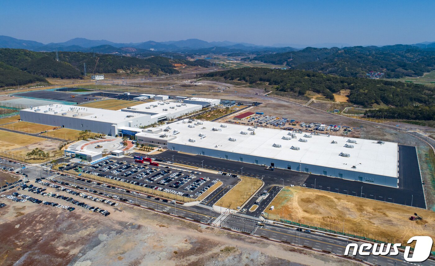 본문 이미지 - 세계 최초 지자체 주도의 사회 대통합형 노사상생 일자리이자 대한민국 제1호 상생형 지역 일자리인 광주글로벌모터스(GGM) 자동차 공장이 들어선 빛그린산단 전경 자료사진./뉴스1 ⓒ News1 