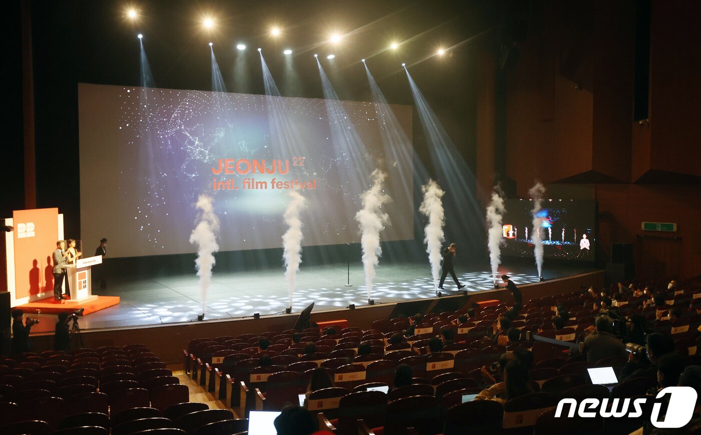 본문 이미지 - 제22회 전주국제영화제 개막식이 열린 29일 전북 전주시 한국소리문화의전당에서 배우 권해효와 박하선의 사회로 개막식이 진행되고 있다. 2021.4.29/뉴스1 ⓒ News1 유경석 기자