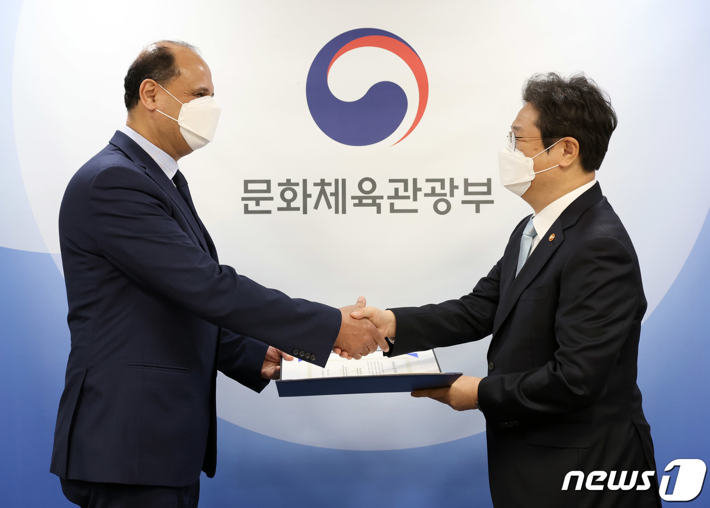 (서울=뉴스1) = 황희 문화체육관광부 장관이 30일 서울 용산구 문체부 저작권보호과 서울사무소 회의실에서 2020년 9월 27일에 별세한 아프리카태권도연맹 고(故) 아흐메드 모하 …