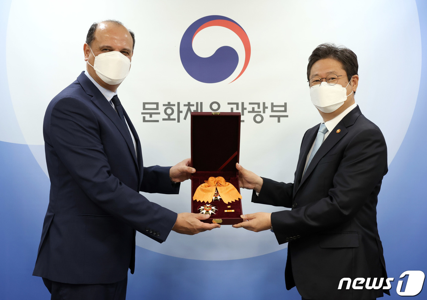 (서울=뉴스1) = 황희 문화체육관광부 장관이 30일 서울 용산구 문체부 저작권보호과 서울사무소 회의실에서 2020년 9월 27일에 별세한 아프리카태권도연맹 고(故) 아흐메드 모하 …