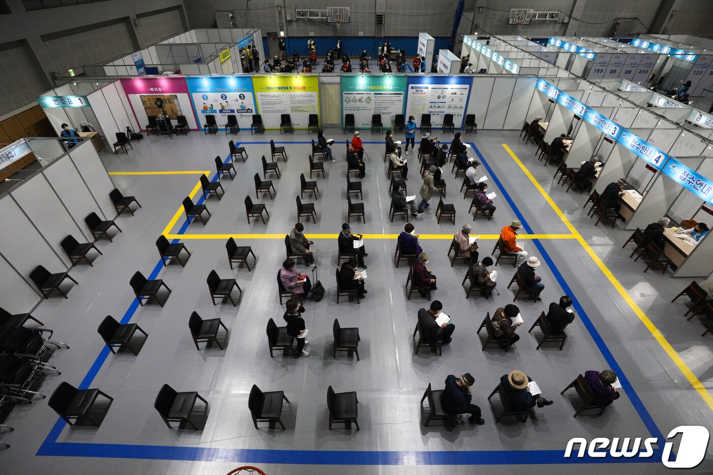 본문 이미지 - 30일 오전 서울 마포구 예방접종센터에서 어르신들이 화이자 백신을 맞기 위해 대기하고 있다. 2021.4.30 /뉴스1 ⓒ News1 성동훈 기자