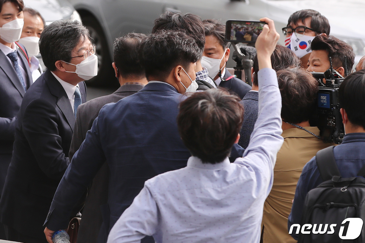 (대구=뉴스1) 공정식 기자 = 유승민 전 미래통합당(현 국민의힘) 의원이 30일 오후 대구 수성구 국민의힘 대구시당에서 예정된 기자간담회에 참석하기 위해 당사로 향하고 있다. 우 …