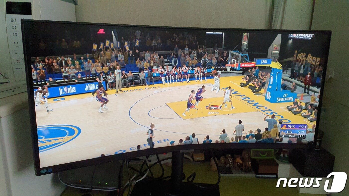 본문 이미지 - 삼성전자의 2021년형 고해상도 모니터 &#39;S65UA&#39;로 &#39;NBA2K21&#39;를 플레이하는 모습. ⓒ News1 정상훈 기자