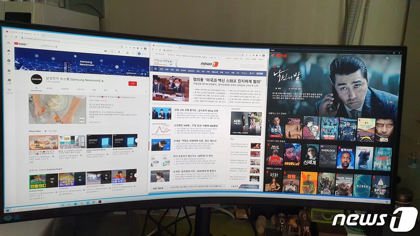 본문 이미지 - 삼성전자의 2021년형 고해상도 모니터 &#39;S65UA&#39; 화면창에 삼성전자 유튜브 채널과 뉴스1 메인 홈페이지, 그리고 넷플릭스를 띄워봤다. ⓒ News1 정상훈 기자