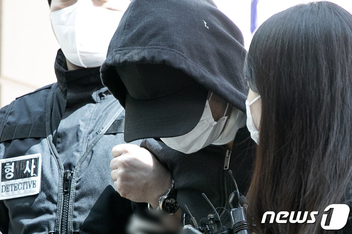 본문 이미지 - 서울 노원구 중계동의 한 아파트에서 세 모녀를 살해한 혐의를 받는 김모씨가 4일 오후 서울 도봉구 서울북부지방법원에서 열린 구속 전 피의자 심문(영장실질심사)에 출석하고 있다. 2021.4.4/뉴스1 ⓒ News1 이승배 기자