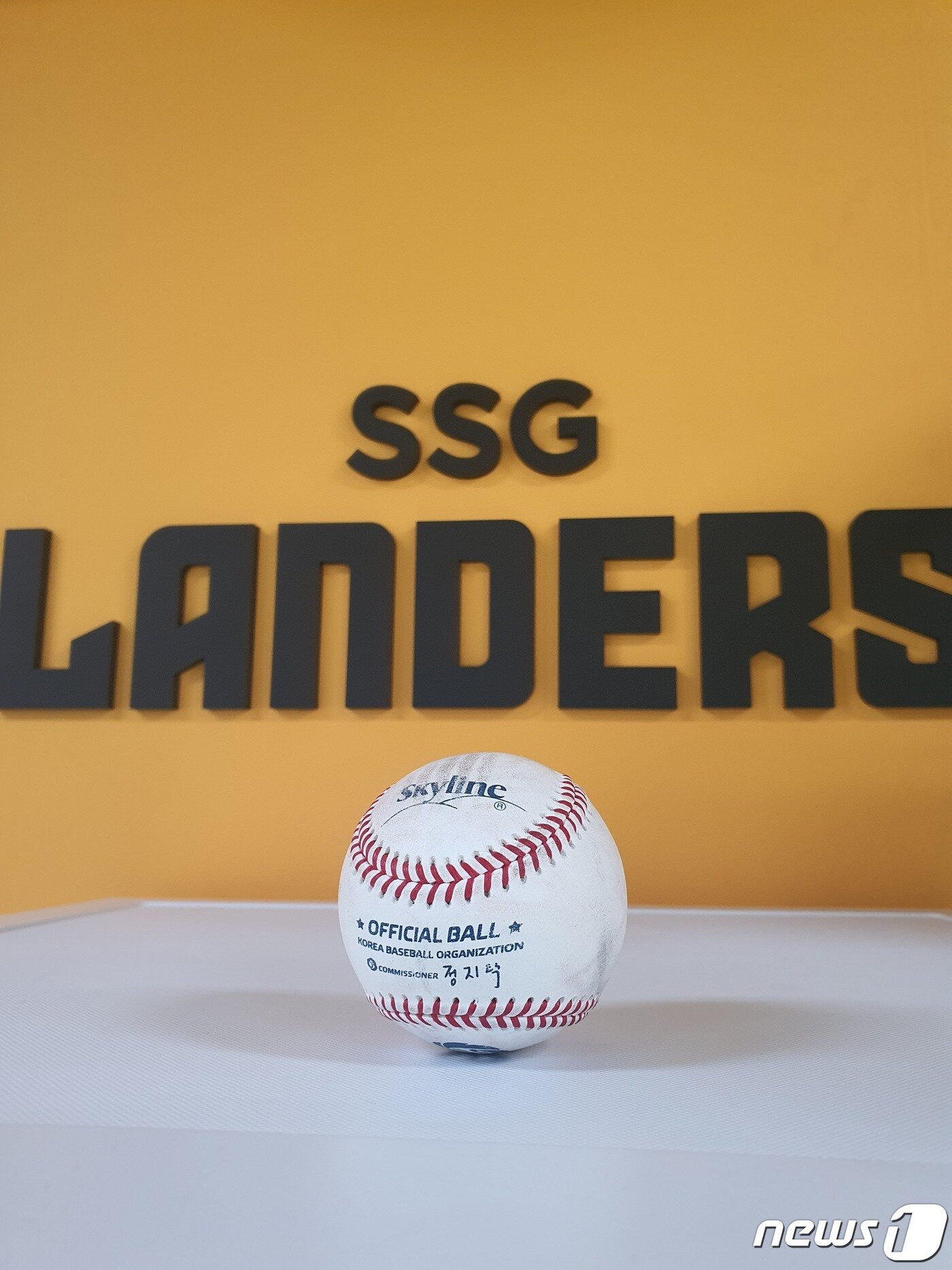 본문 이미지 - 최정이 기록한 SSG 랜더스 구단 첫 홈런구.(SSG 랜더스 제공) ⓒ 뉴스1