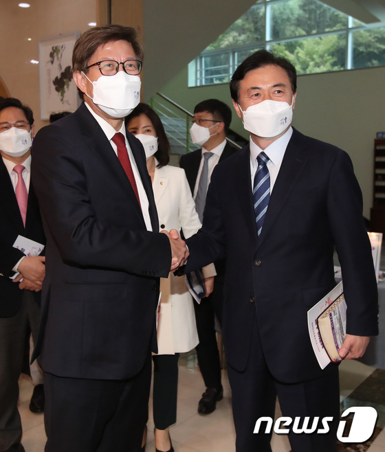 부활절 연합예배 참석한 김영춘·박형준