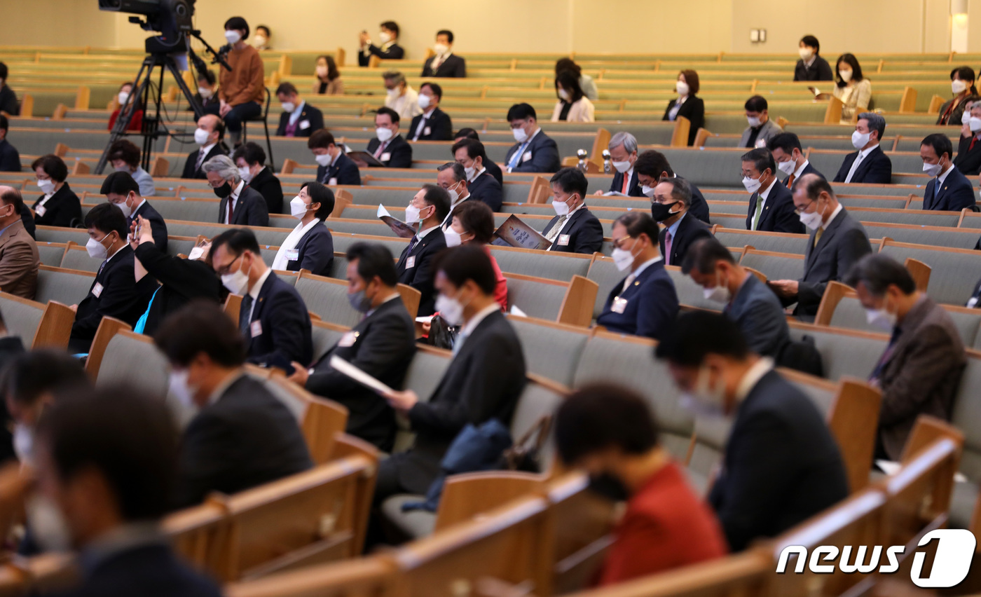 (서울=뉴스1) 이동해 기자 = 코로나19 사태 이후 두 번째 부활절인 4일 서초구 사랑의교회에서 기독교 신자들이 2021 한국교회 부활절 연합예배를 하고 있다. 2021.4.4/ …