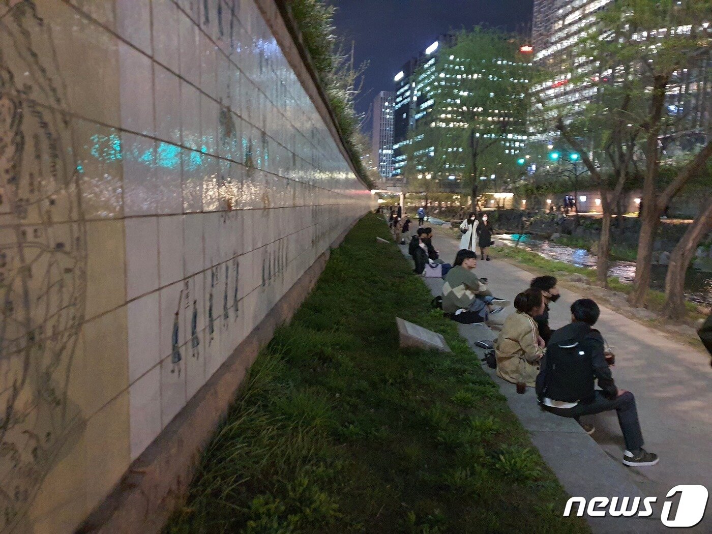 본문 이미지 - 1일 오후 10시20분쯤 청계천에 앉아 술자리를 이어가는 사람들ⓒ 뉴스1