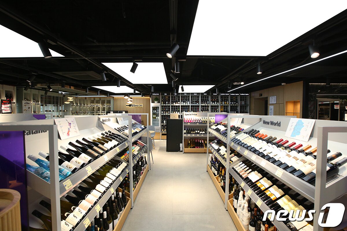본문 이미지 - 롯데하이마트 메가스토어 압구정점 프리미엄 와인숍(와인존) ⓒ 뉴스1