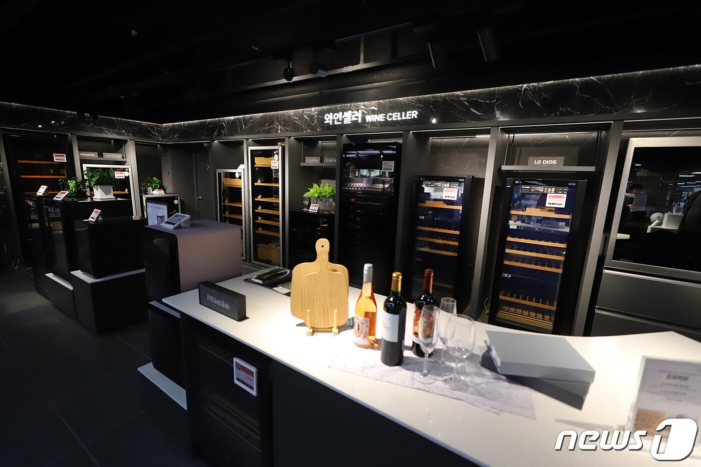 본문 이미지 - 롯데하이마트 메가스토어 압구정점 와인셀러존 ⓒ 뉴스1
