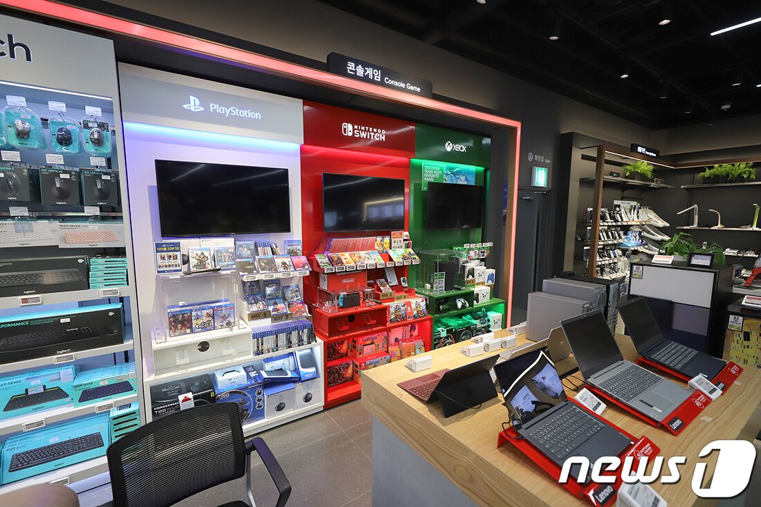 본문 이미지 - 롯데하이마트 메가스토어 압구정점 콘솔게임코너 ⓒ 뉴스1