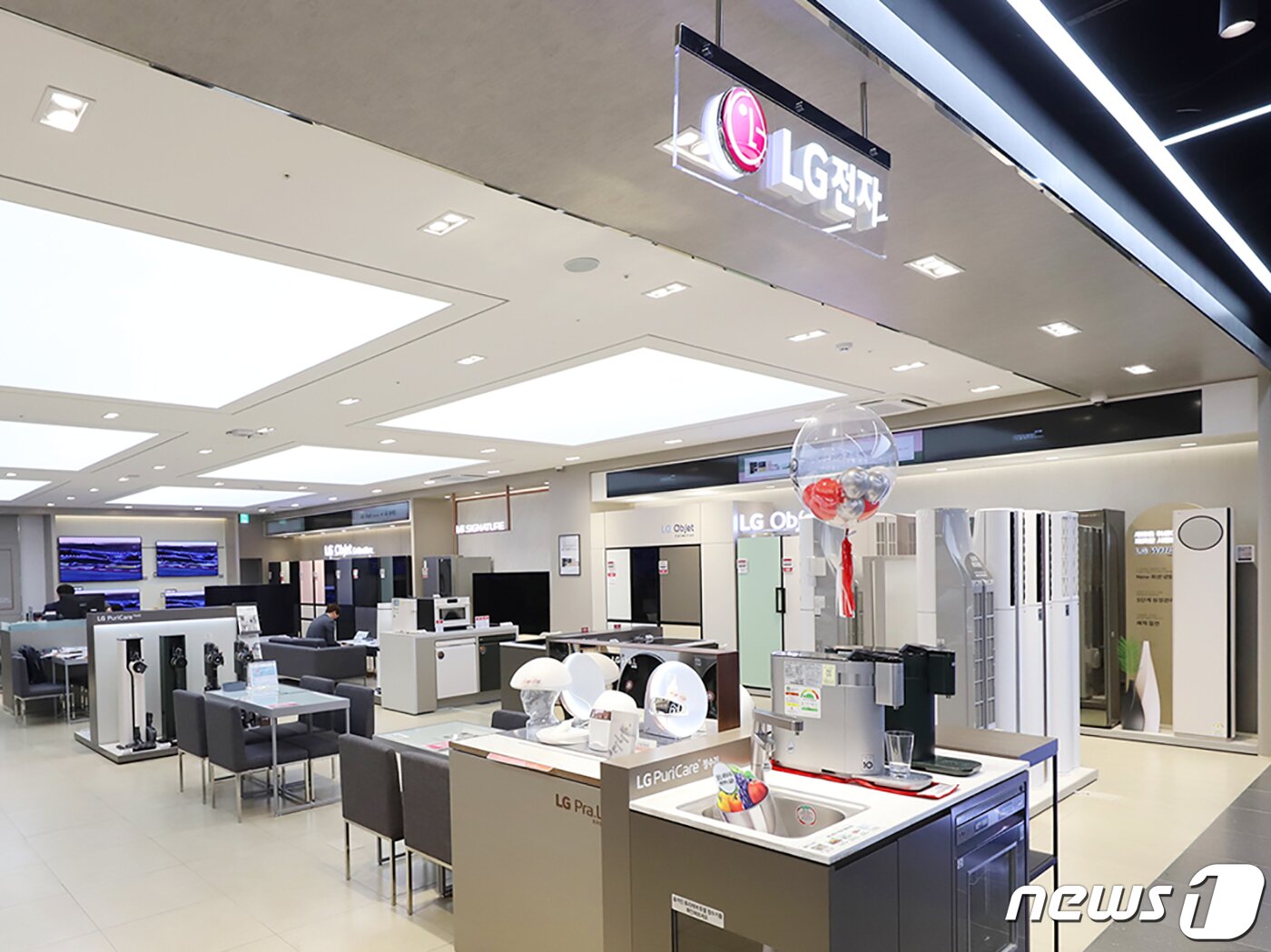 본문 이미지 - 롯데하이마트, 메가스토어 압구정점 3층 엘지관 ⓒ 뉴스1
