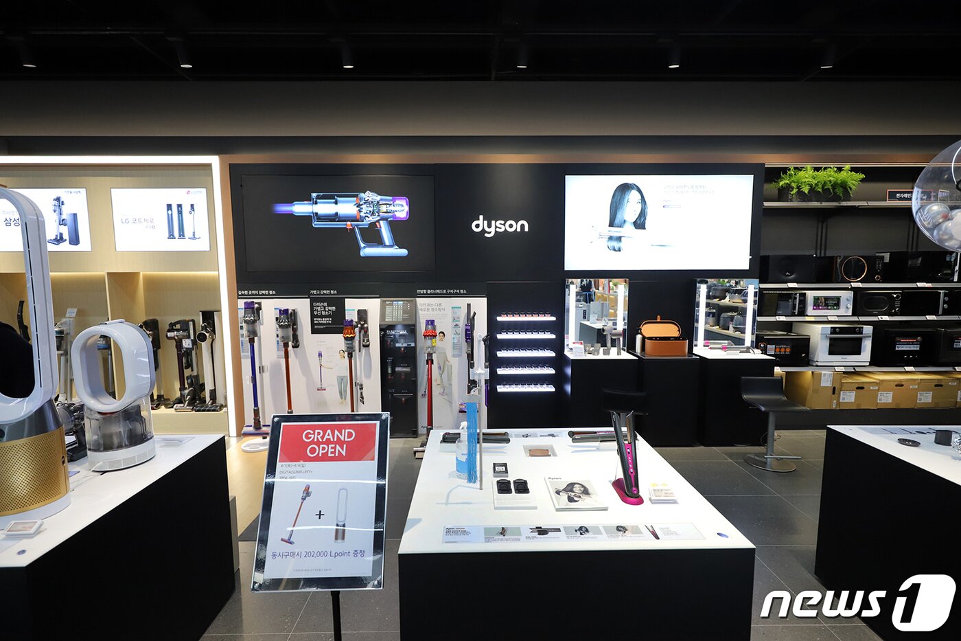 본문 이미지 - 롯데하이마트 메가스토어 압구정점 다이슨브랜드관 ⓒ 뉴스1