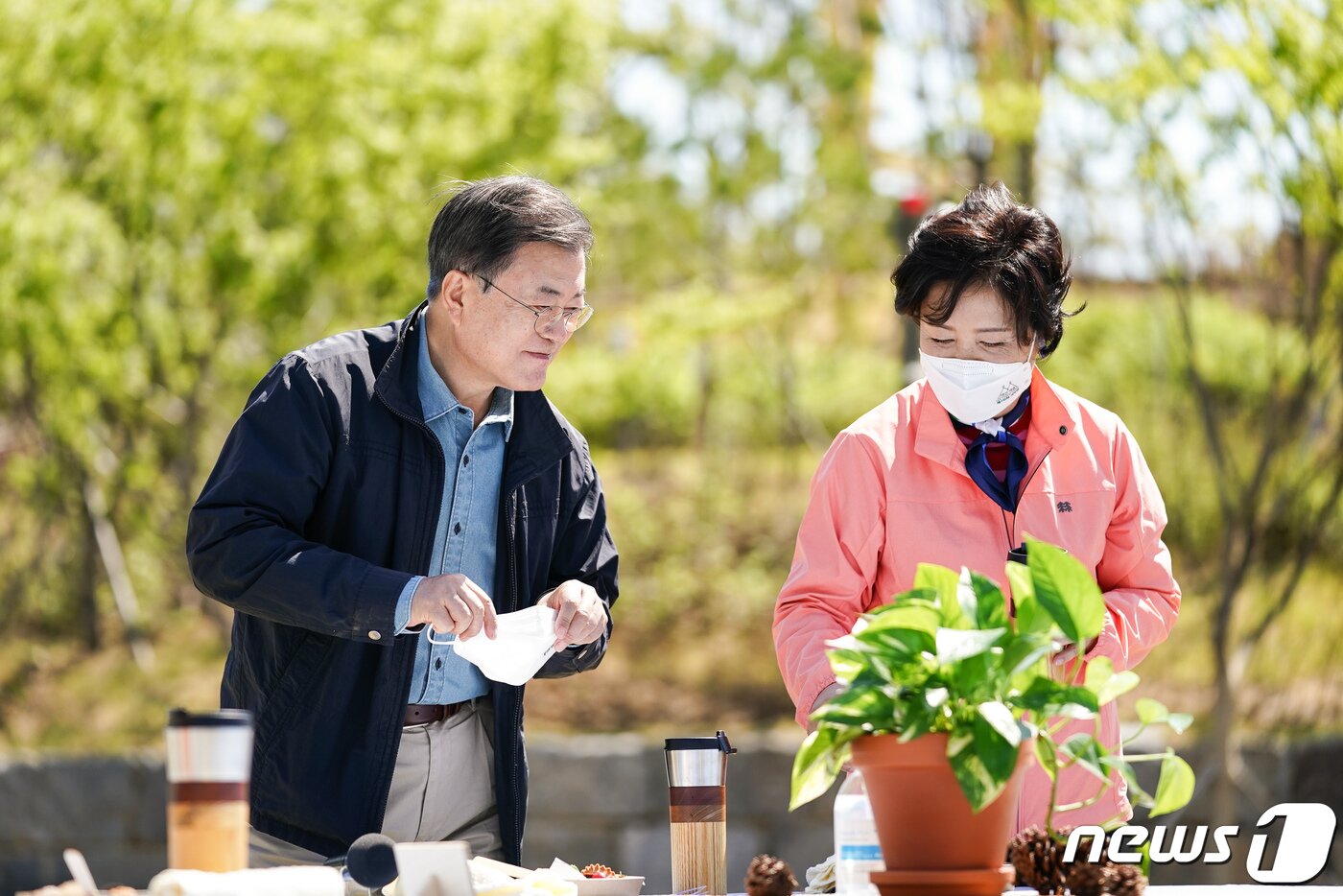 본문 이미지 - 문재인 대통령과 김정숙 여사. 2021.4.5/뉴스1 ⓒ News1 유승관 기자