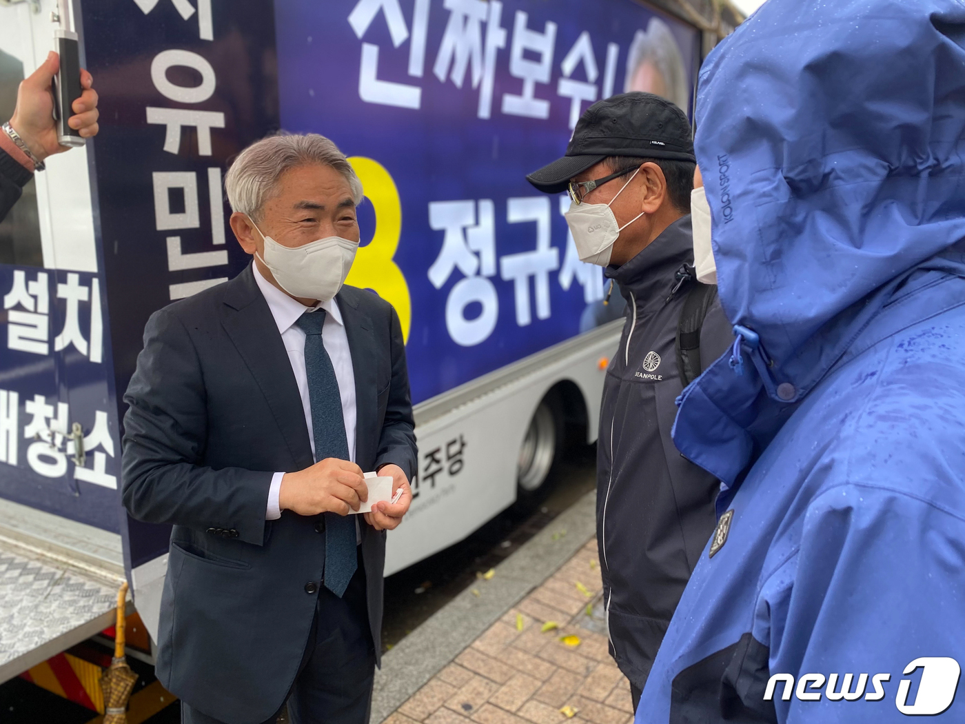 (부산=뉴스1) 안은나 기자 = 정규재 자유민주당 부산시장 후보가 지난 4일 부산진구 부전역에서 유세를 한 뒤 시민들과 대화하고 있다.(정규재 캠프 제공) 2021.4.5/뉴스1