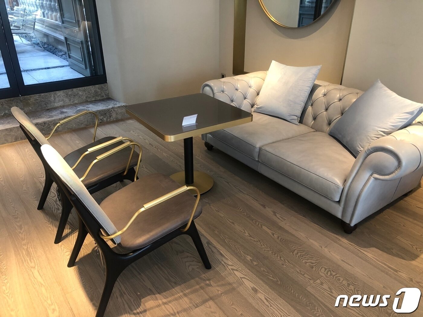본문 이미지 - 카페 에이스에비뉴에 있는 '박스터' 소파. 소파만 2만유로가 넘는다. ⓒ 뉴스1 문대현 기자