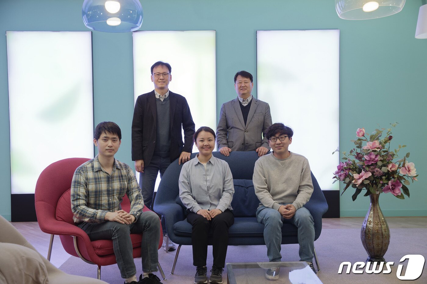 본문 이미지 - 왼쪽 상단부터 시계방향으로 김진영 UNIST 교수, 김동석 KIER 박사, 윤영진 UNIST 박사, 김민진 KIER 박사, 서종득 UNIST 연구원.(UNIST 제공) ⓒ 뉴스1