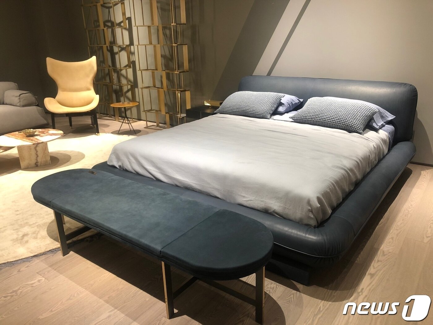 본문 이미지 - 박스터 침대 프레임. 고급진 가죽 질감이 특징이다. ⓒ 뉴스1 문대현 기자