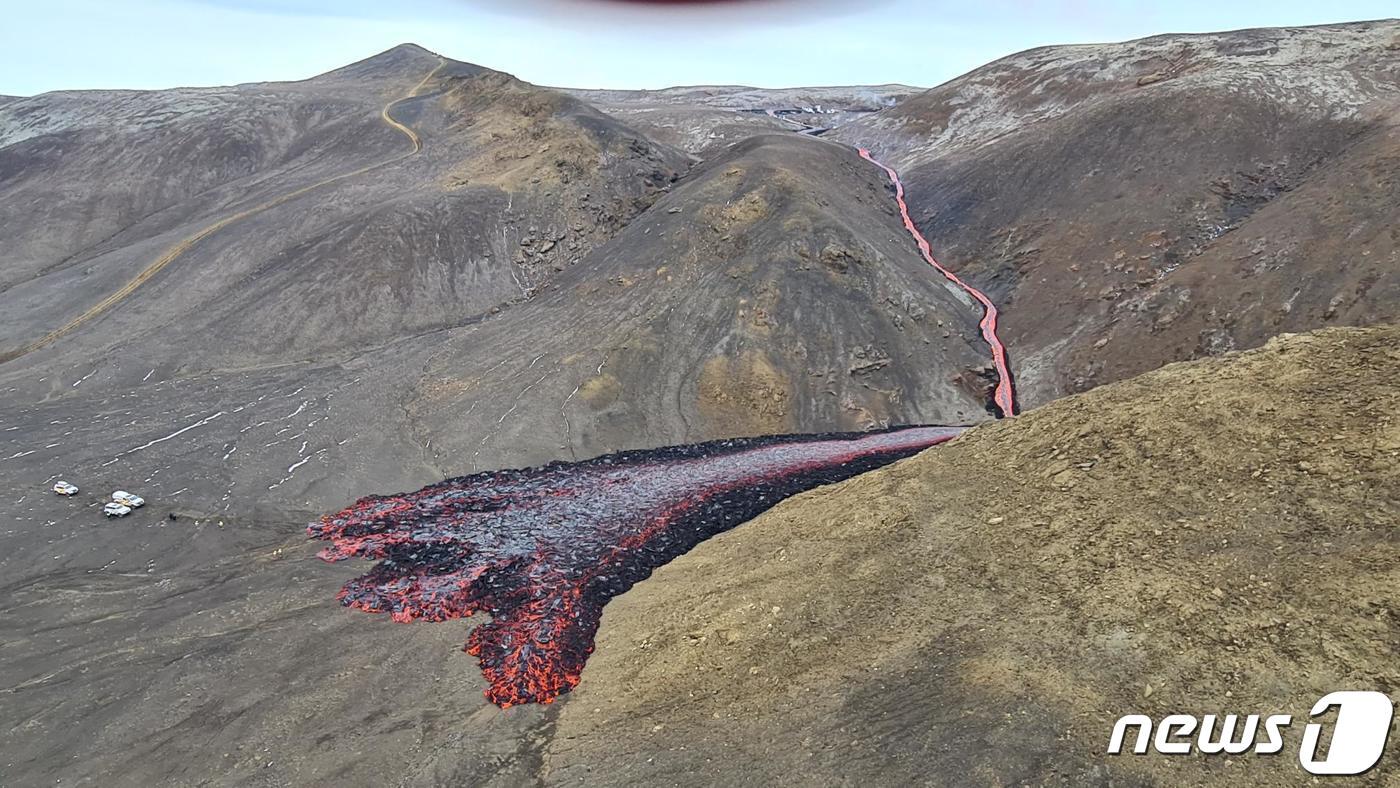 본문 이미지 - 5일(현지시간) 아이슬란드 레이캬네스 반도의 그린다비크에 있는 파그라달스피아들 화산이 용암을 분출하고 있다. ⓒ AFP=뉴스1 ⓒ News1 우동명 기자