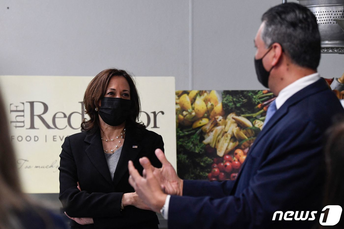 (오클랜드 AFP=뉴스1) 우동명 기자 = 카멀라 해리스 미국 부통령이 5일(현지시간) 캘리포니아주 오클랜드에 있는 지역사회 개발 금융기관(CDFI) 지원 기업인 케이터링 업체를 …