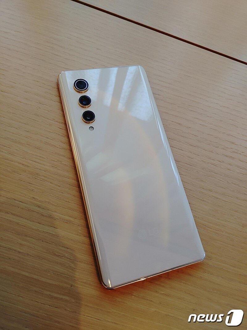 본문 이미지 - 지난 6일 IT트위터리안 트론이 공개한 레인보우폰의 유출 사진에 따르면 레인보우폰은 외형상으로는 지난해 출시된 'LG벨벳'과 닮았다. LG 레인보우 추정 사진. (트론 트위터 갈무리) ⓒ 뉴스1