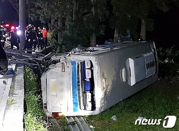 본문 이미지 - 6일 오후 6시1분쯤 제주대학교 입구 사거리에서 산천단에서 제주시내 방향으로 달리던 화물트럭이 맞은편 시내버스 2대와 1톤 트럭을 잇따라 추돌했다. 제주소방안전본부는 구조 작업을 진행 중이다.2021.4.6/뉴스1 ⓒ News1 오현지 기자