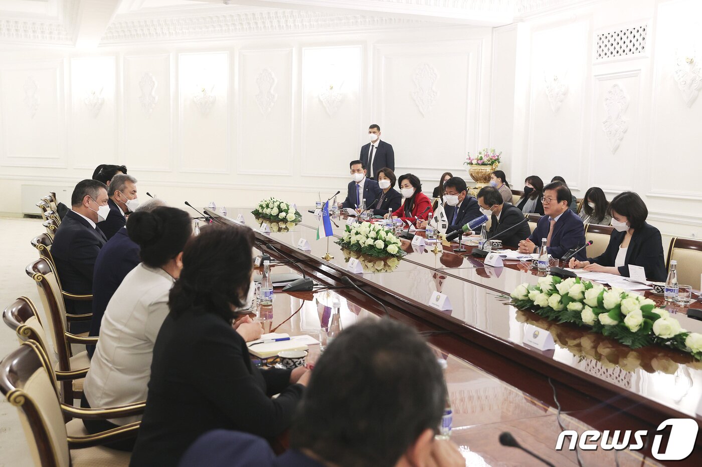 본문 이미지 - 박병석 국회의장과 여야 의원 7명은 이날 오전(현지시간) 우즈베키스탄 수도 타슈켄트 소재 하원 건물에서 아스마일로프 하원의장과 면담을 하고 있다.  2021.04.06 (국회의장실 제공) ⓒ 뉴스1