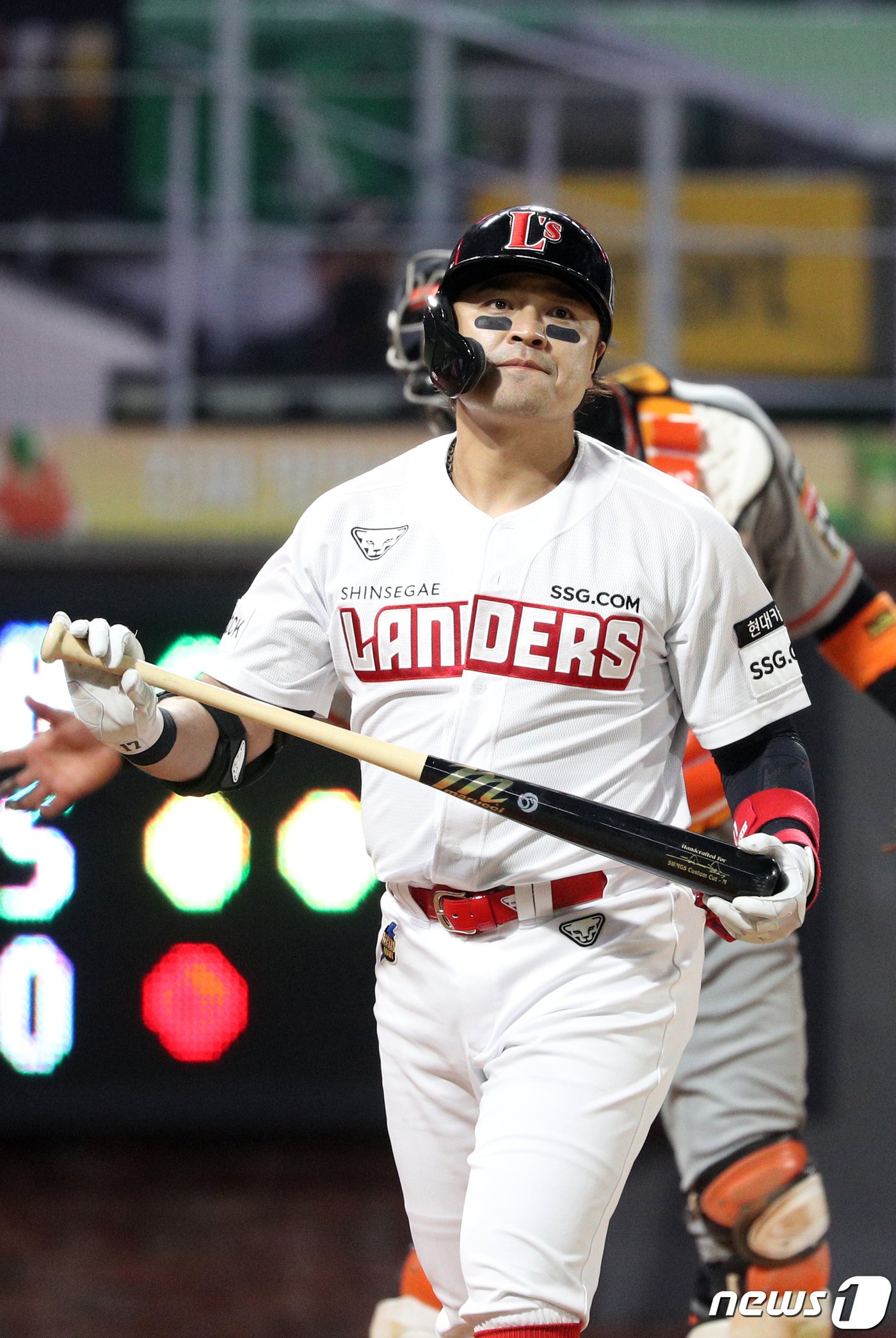 본문 이미지 - 6일 인천 미추홀구 SSG 랜더스필드에서 열린 ‘2021 프로야구 신한은행 SOL KBO리그’ 한화 이글스와 SSG 랜더스와의 경기 6회말 2사 주자없는 상황에서 SSG 추신수가 헛스윙 삼진 아웃을 당한 후 덕아웃으로 향하고 있다. 2021.4.6/뉴스1 ⓒ News1 황기선 기자